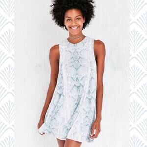 Silent +‎ Noise Women’s Sleeveless Snake Print Shift Dress Size S White Blue